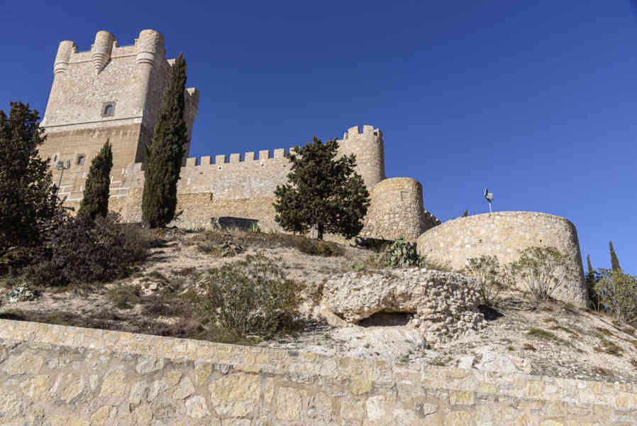 Alicante - Villena 07 - castillo de la Atalaya.jpg